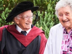 Kakek Berusia 94 Tahun Wisuda S3 di Australia
