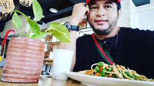 Tambah Macho Begini Gaya Makan Presenter Jeremy Teti yang Doyan Buah