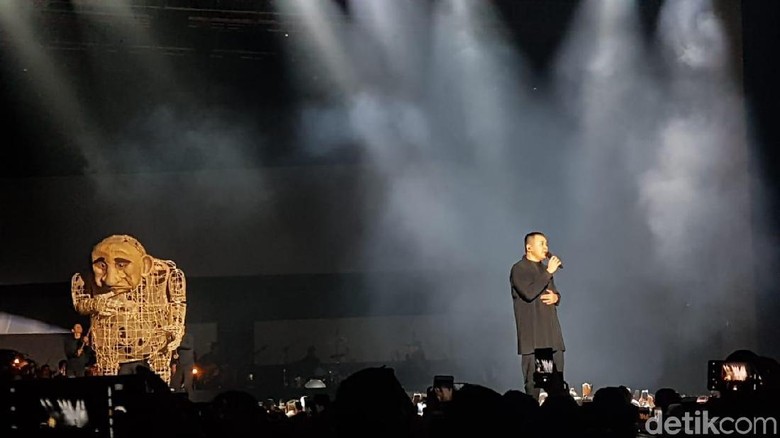 Di Konser Monokrom, Tulus Bawakan Lagu Khas Sumatera Barat Versi Orkestra