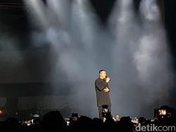 Medley Lagu Minang hingga Kolaborasi Boneka Tangan Warnai Konser Tulus