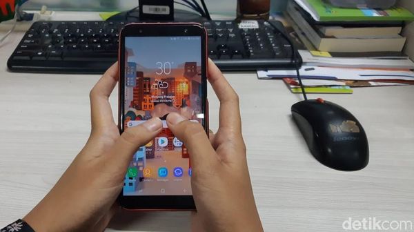 Cara Pegang HP Bisa Ungkap Kepribadian, Kamu Termasuk yang Mana?