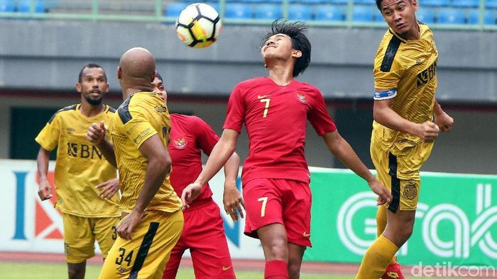 Timnas Indonesia U-22 ditahan imbang Bhayangkara FC 2-2. (Rengga Sancaya/detikSport) Timnas Indonesia U-22 ditahan imbang Bhayangkara FC 2-2. (Rengga Sancaya/detikSport)