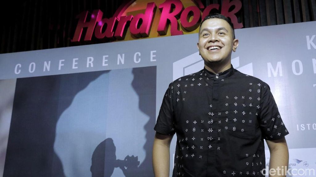 Sajian Beda Tulus di Konser Monokrom Sajian Beda Tulus di Konser Monokrom