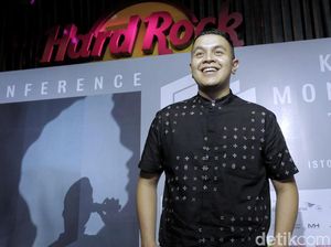 Sajian Beda Tulus di Konser Monokrom