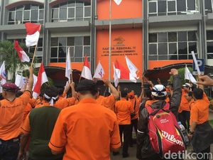 Massa Aksi Teriak Ganti Direksi di Depan Kantor Pos Indonesia Massa Aksi Teriak Ganti Direksi di Depan Kantor Pos Indonesia