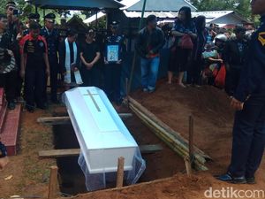 Taruna ATKP Makassar yang Tewas Dianiaya Senior Dimakamkan Taruna ATKP Makassar yang Tewas Dianiaya Senior Dimakamkan