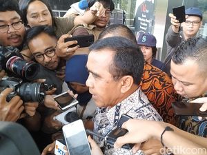 Ketum KONI Buru-buru Pergi Usai Diperiksa KPK Ketum KONI Buru-buru Pergi Usai Diperiksa KPK