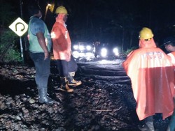 Longsor Timbun Jalan Lintas Karangasem-Denpasar