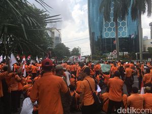 Pak Pos ke Rini: Ibu yang Cantik, Dengarkan Jeritan Anak Kami Pak Pos ke Rini: Ibu yang Cantik, Dengarkan Jeritan Anak Kami