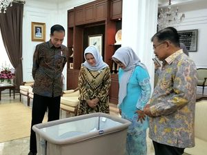 Ditemani Iriana, Presiden Jokowi Jenguk Cucu ke-15 JK