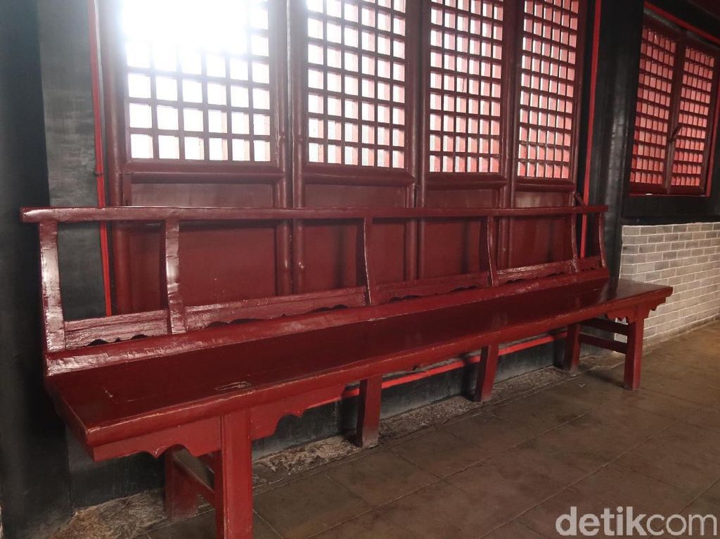 Kisah Bangku Paling Hina di China Kisah Bangku Paling Hina di China