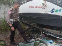 Bus Kramat Djati Terguling di Cicalengka, Dua Orang Terjepit