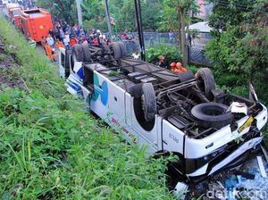 Video Bus Kramat Djati Terguling dan Memakan Korban