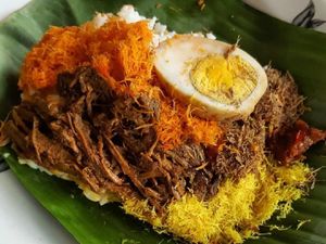 Sarapan Kenyang dan Puas dengan Nasi Krawu Berlauk Komplet
