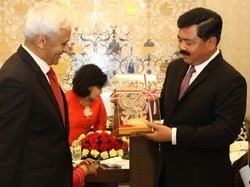 Marsekal Hadi Beri Miniatur GWK ke Panglima Angkatan Bersenjata India