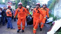 Detik-detik Evakuasi Korban Tewas Kecelakaan Bus Kramat Djati