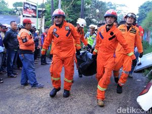 Detik-detik Evakuasi Korban Tewas Kecelakaan Bus Kramat Djati