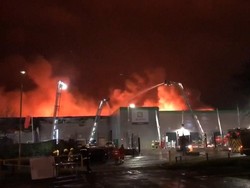 Gudang Distribusi Online Terbakar Hebat, 200 Petugas Dikerahkan