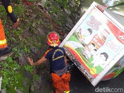 Rem Blong, Motor Roda Tiga Tercebur Sungai di Surabaya