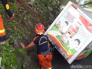 Rem Blong, Motor Roda Tiga Tercebur Sungai di Surabaya Rem Blong, Motor Roda Tiga Tercebur Sungai di Surabaya