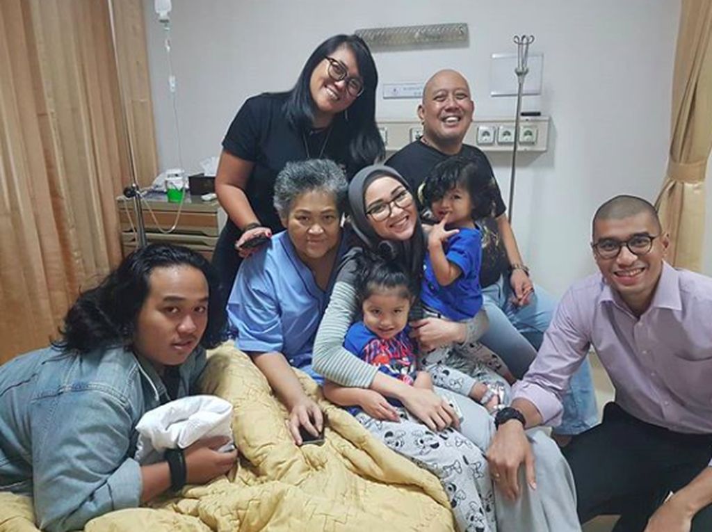 Pesan Putri Indro Warkop untuk Anak Merawat Ortunya yang Sakit Pesan Putri Indro Warkop untuk Anak Merawat Ortunya yang Sakit