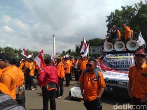 Di Depan Istana, Pegawai Minta Jokowi Segera Ganti Direksi PT Pos Di Depan Istana, Pegawai Minta Jokowi Segera Ganti Direksi PT Pos