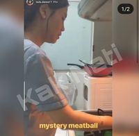 Veronica Tan memasak buat anak saaat Imlek. 