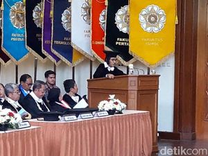 Jadi Guru Besar UGM, Cornelis Lay Tawarkan Jalan Ketiga Intelektual