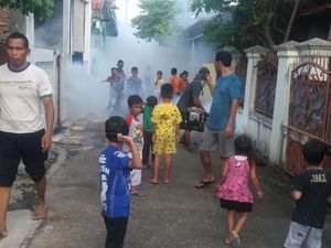 Warga Kampung Bahagia Bekasi Urunan Fogging demi Cegah DBD