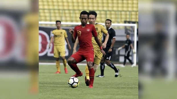 Pemain Timnas Indonesia U-22 masih melakukan beberapa operan ke kiper.