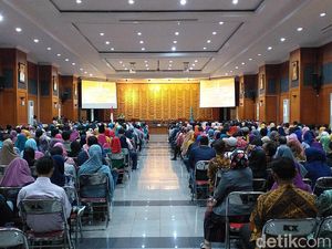 Risma Ajak Ratusan Pemilik Toko Kelontong Hidupkan Koperasi