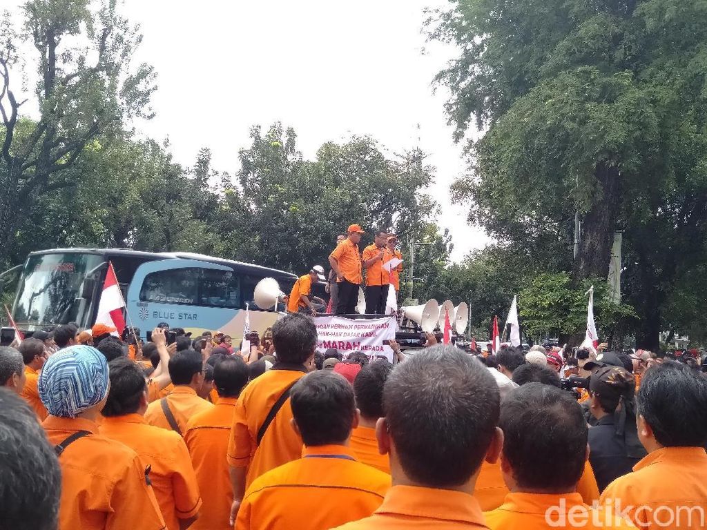 Selesai Bertemu Perwakilan Kementerian BUMN, Pegawai Pos Menuju Istana Selesai Bertemu Perwakilan Kementerian BUMN, Pegawai Pos Menuju Istana