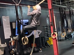 Viral Video Nenek 72 Tahun Angkat Beban di Gym