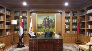 Potret Ruang Kerja Prabowo: Penuh Buku, Dihiasi Samurai sampai Keris