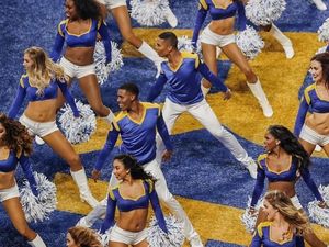 Cetak Sejarah, 2 Cheerleader Pria Pertama yang Tampil di Super Bowl Cetak Sejarah, 2 Cheerleader Pria Pertama yang Tampil di Super Bowl
