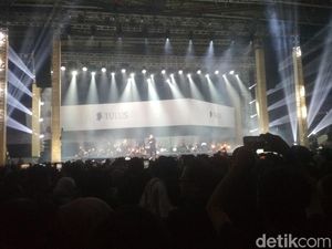 Sebelum Mulai, Konser Tulus Dibuka dengan Indonesia Raya Sebelum Mulai, Konser Tulus Dibuka dengan Indonesia Raya