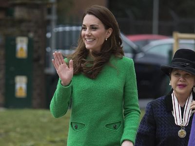 Gaun Kate Middleton Ini Jadi Lelucon Gara-gara Netizen Lihat Penampakan Aneh