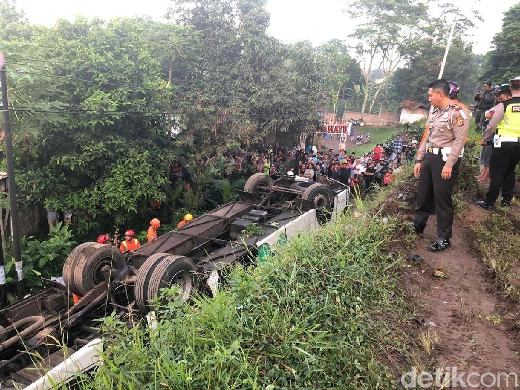 Detik-detik Bus Kramat Djati Terbalik di Flyover Cikopo Cicalengka Detik-detik Bus Kramat Djati Terbalik di Flyover Cikopo Cicalengka