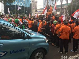 Pegawai Pos Masih Bertahan di Depan Kantor BUMN Pegawai Pos Masih Bertahan di Depan Kantor BUMN