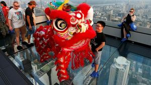 Seru! Barongsai Beraksi di Lantai Kaca Skywalk