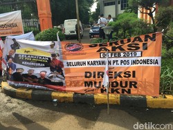 Jelang Aksi, Massa Pegawai Pasang Spanduk Selamatkan PT Pos