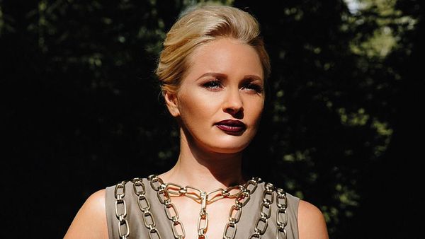 Foto Petinju Cantik yang Kejutkan Penggemar karena Berpose Topless