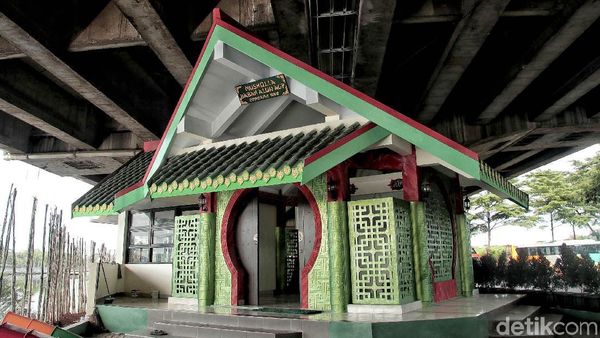 Melihat Keunikan Arsitektur Musala Babah Alun di Kolong Tol Jakarta