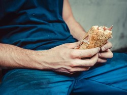 Hiii.. Pria Ini Pakai Sandwich Temannya Untuk Puaskan Hasrat Seksual