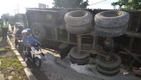 Truk Semen Terguling dan Halangi Jalan