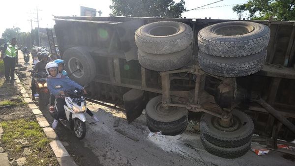 Truk Semen Terguling dan Halangi Jalan