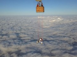 Ekstrem, Vespa Diajak Terbang di Ketinggian 23.000 Kaki