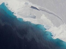 Ilmuwan Temukan Lubang Setinggi 300 Meter di Dasar Gletser Antartika