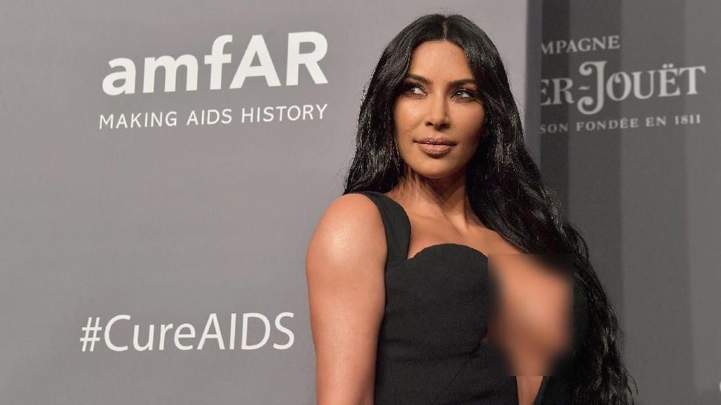 Hadiri amfAR, Kim Kardashian Nyaris Tunjukan Bagian Sensitifnya Hadiri amfAR, Kim Kardashian Nyaris Tunjukan Bagian Sensitifnya