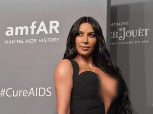 Hadiri amfAR, Kim Kardashian Nyaris Tunjukan Bagian Sensitifnya Hadiri amfAR, Kim Kardashian Nyaris Tunjukan Bagian Sensitifnya
